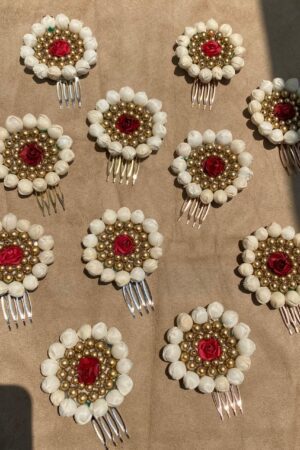 Scallop brooch